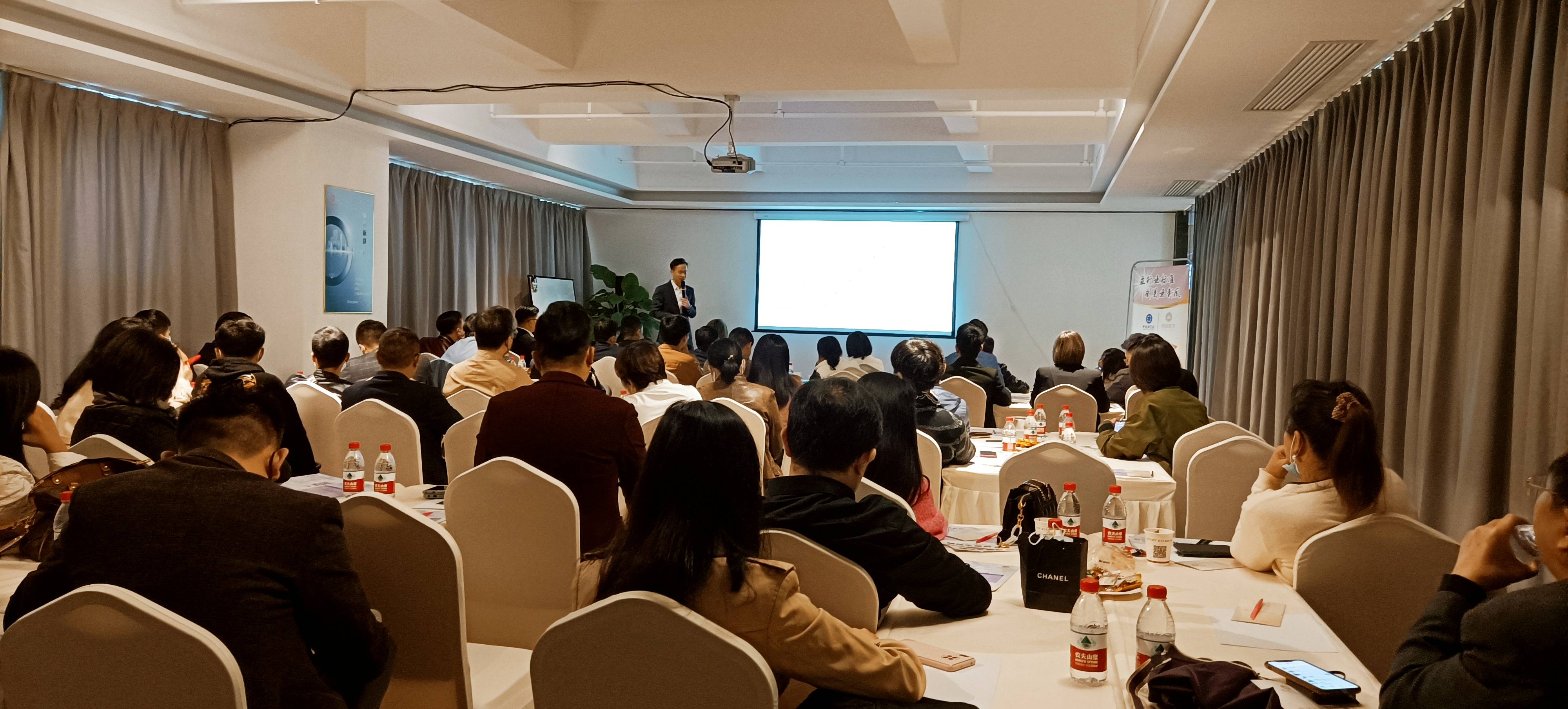 本次会议,美业人士齐聚一堂,在恒珈美学的商业模式下探索美业发展新