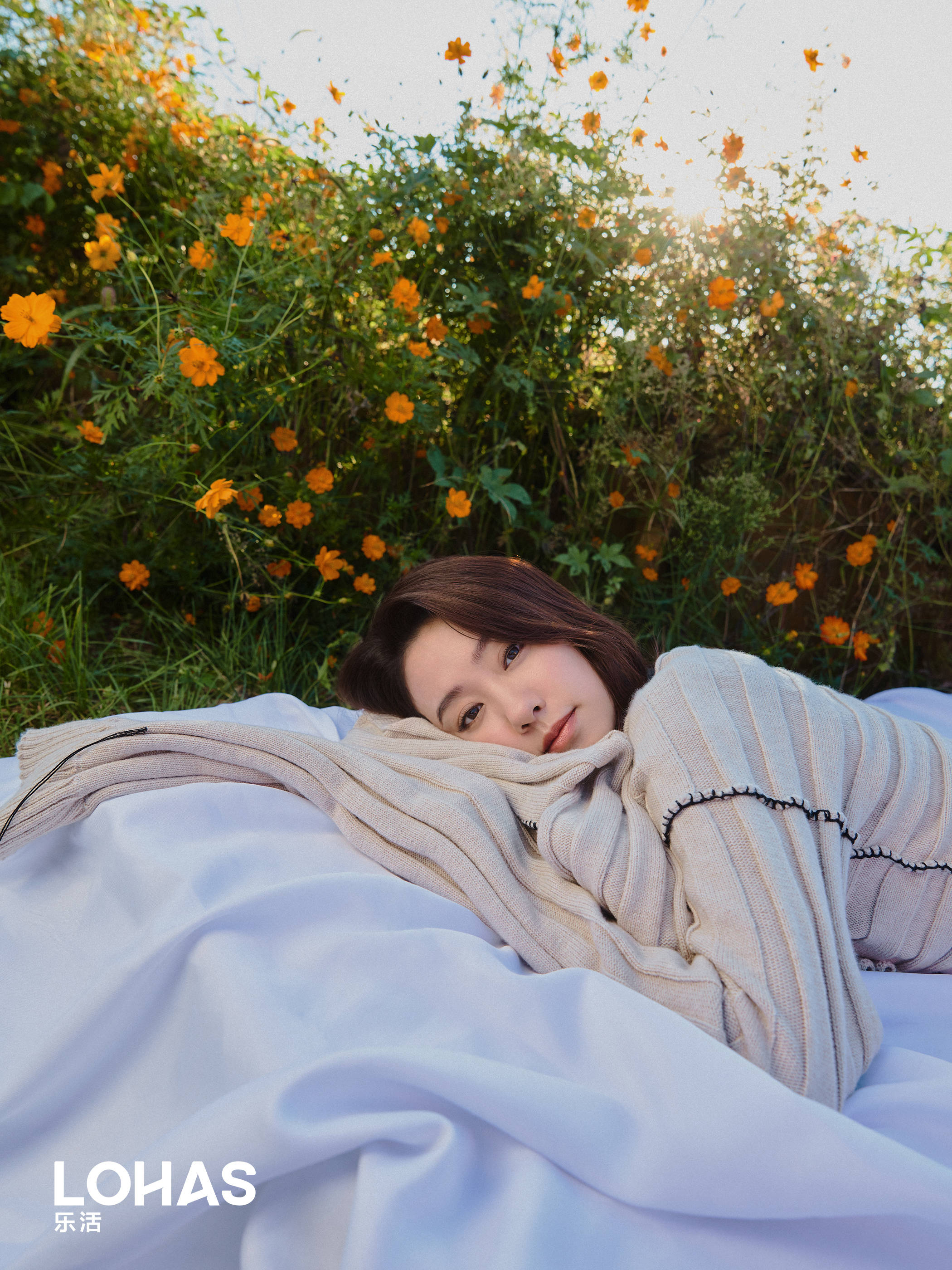张小斐《lohas乐活》杂志封面释出,演绎秋日郊野大片