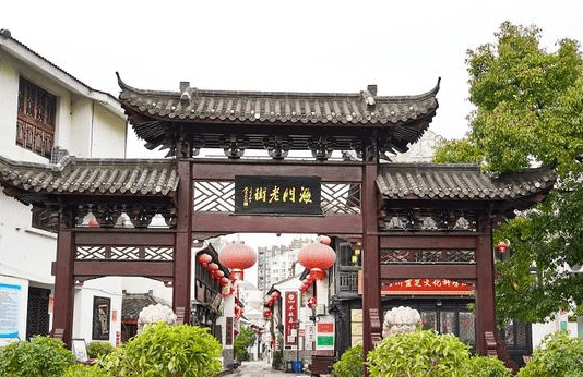 台州一条中西合璧的老街，有“小上海”的美誉，现在多是文玩店