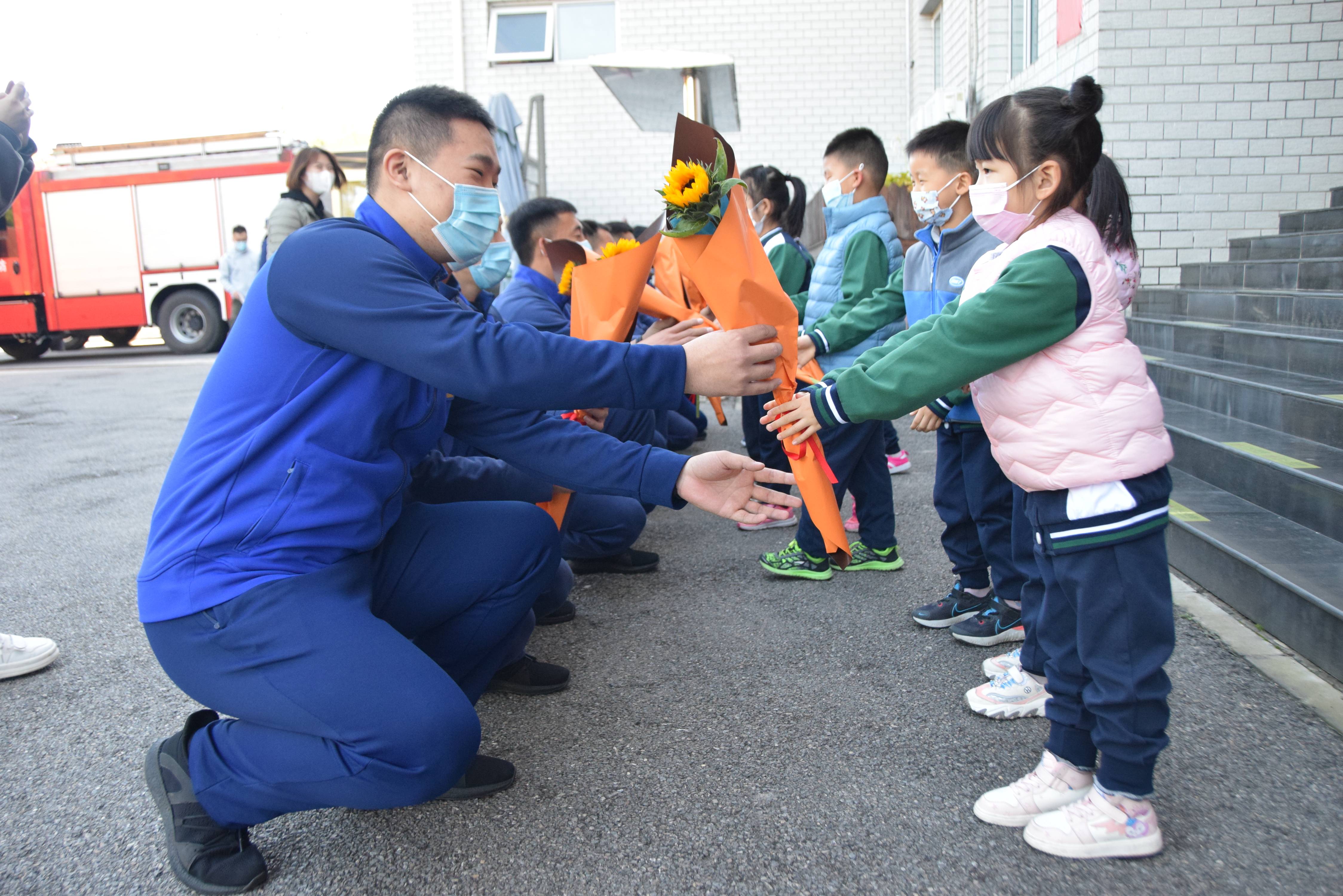 "萌娃"体验"火焰蓝!天一宝贝幼儿园参观回龙观消防救援站