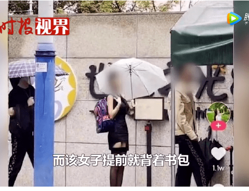 短裙|一女子穿黑丝短裙在幼儿园门口摆拍，网友：这是要出“幼儿媛”？