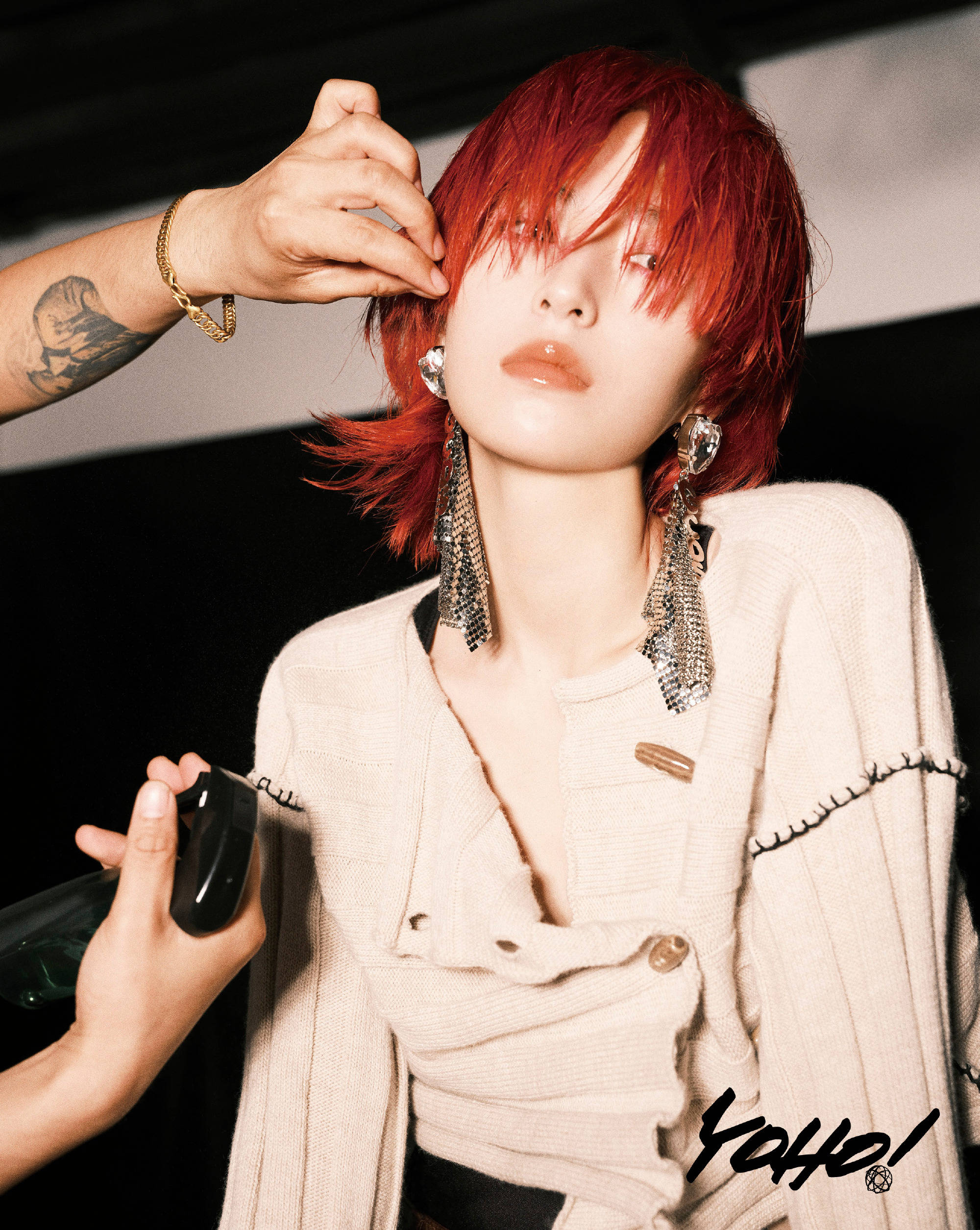 周雨彤红发造型酷飒吸睛 目光慵懒表现力超绝