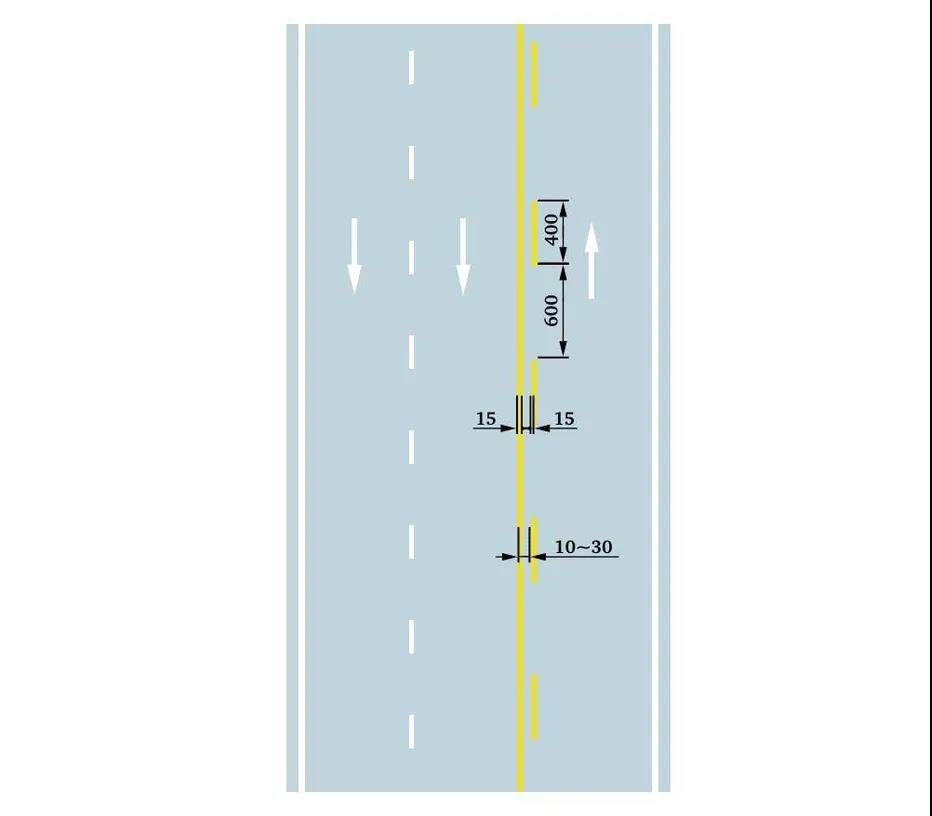 尤其需要注意在接近红绿灯的地方,道路标线由虚变实,一旦开车超过虚线