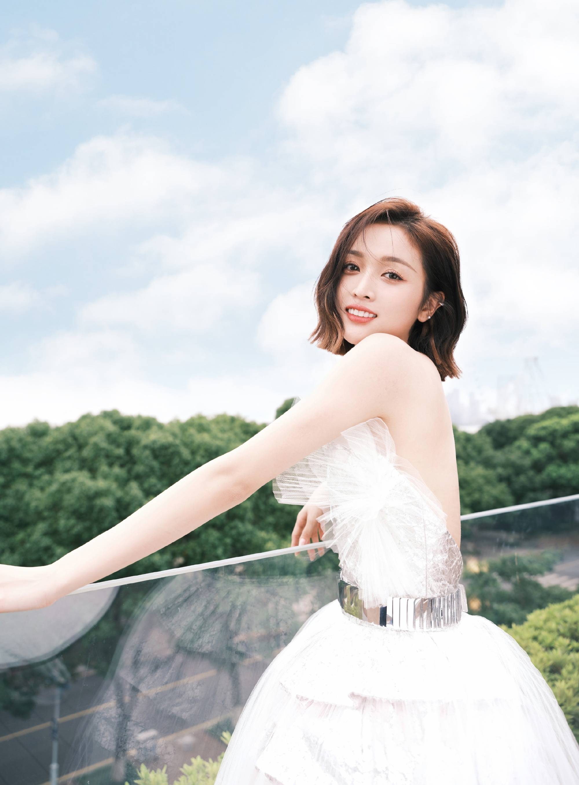 吴宣仪白色纱裙大秀美背 裙摆飘逸甜美可人