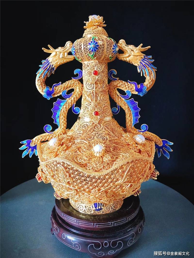 花丝镶嵌大师—袁长君作品《垒丝嵌宝腾龙牡丹蒜头瓶》尺寸:长20cm