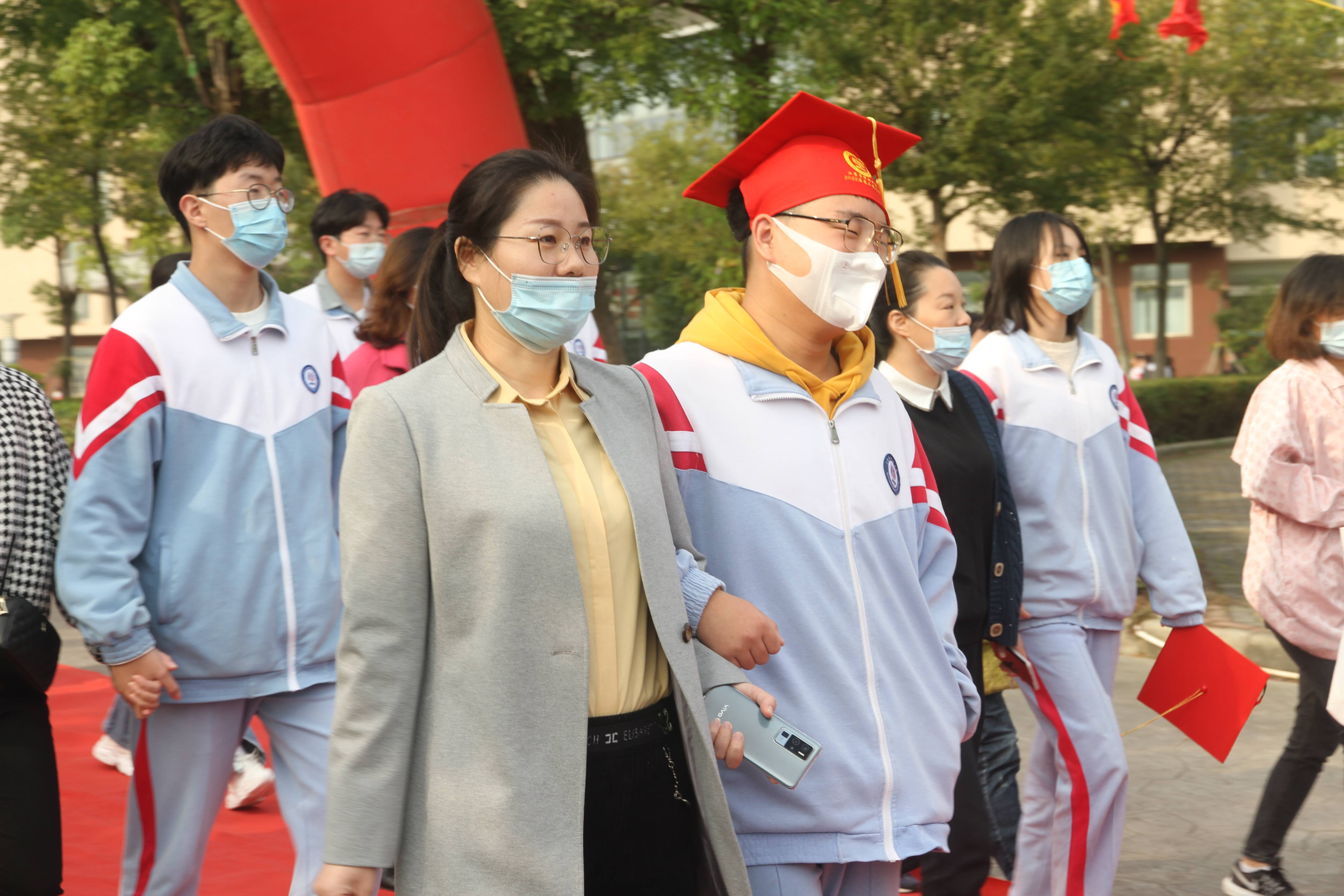 请党放心强国有我江苏省盱眙中学2022届高三学生成人典礼活动