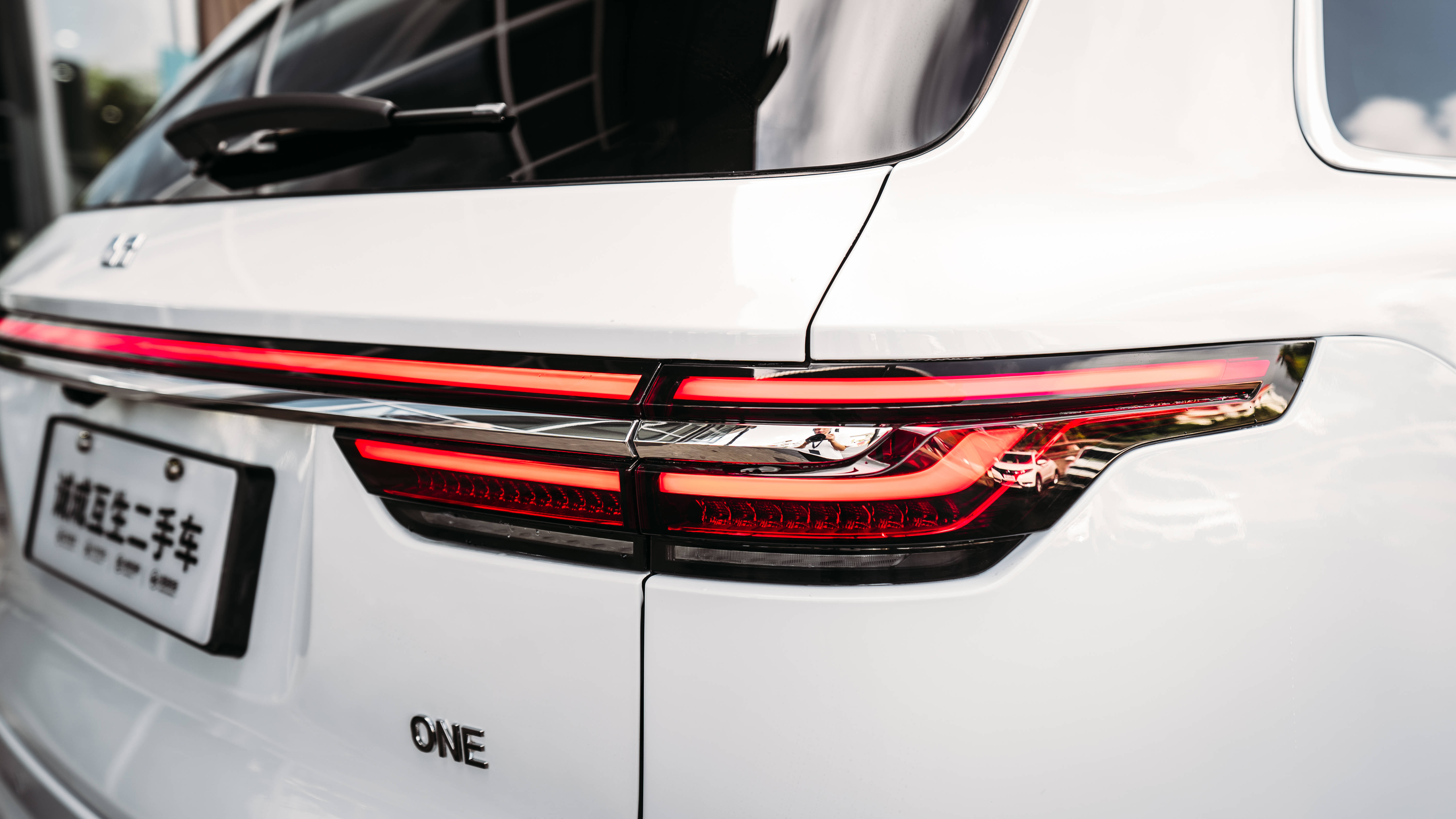 视觉宽度,个性的环绕的头灯,运动气息十足的多辐轮毂,贯穿式星环尾灯