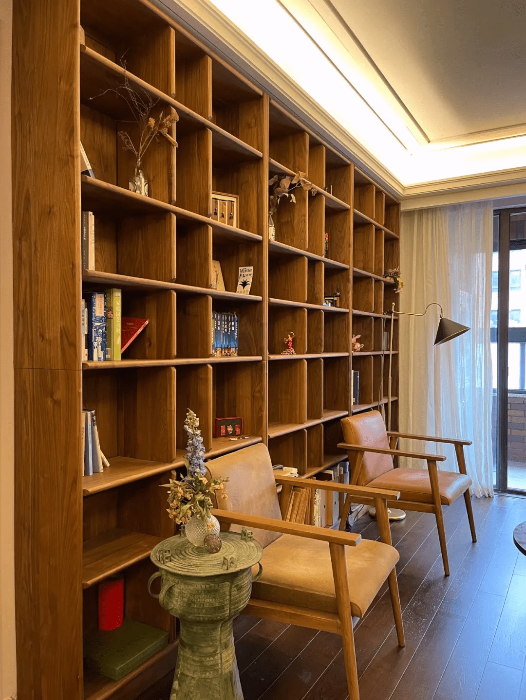 以整墙书柜代替电视墙背后是生活方式的升级