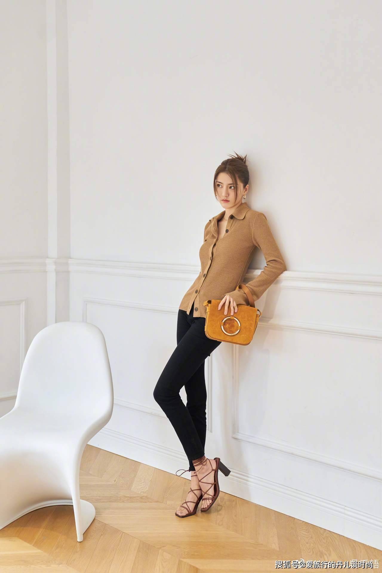 吴千语身穿棕色针织衫搭配黑色休闲裤时尚有型尽显名媛气质