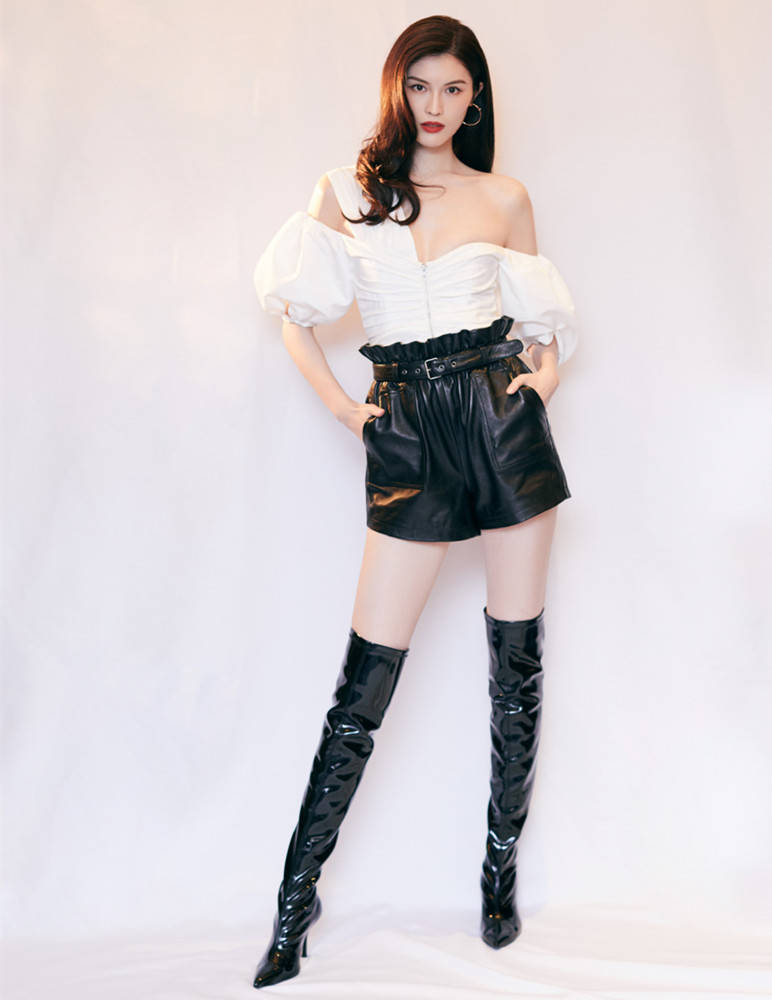 身材 何穗真会穿,穿衣“上短下长”就算了,还把裤腿塞进靴,比例真好