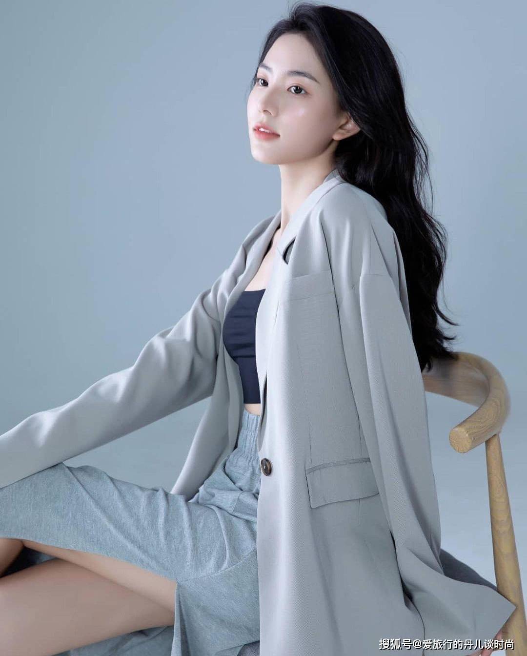灰色 小姐姐穿衣品味真好!灰色宽松西服搭灰色高腰半身裙,高级感满满