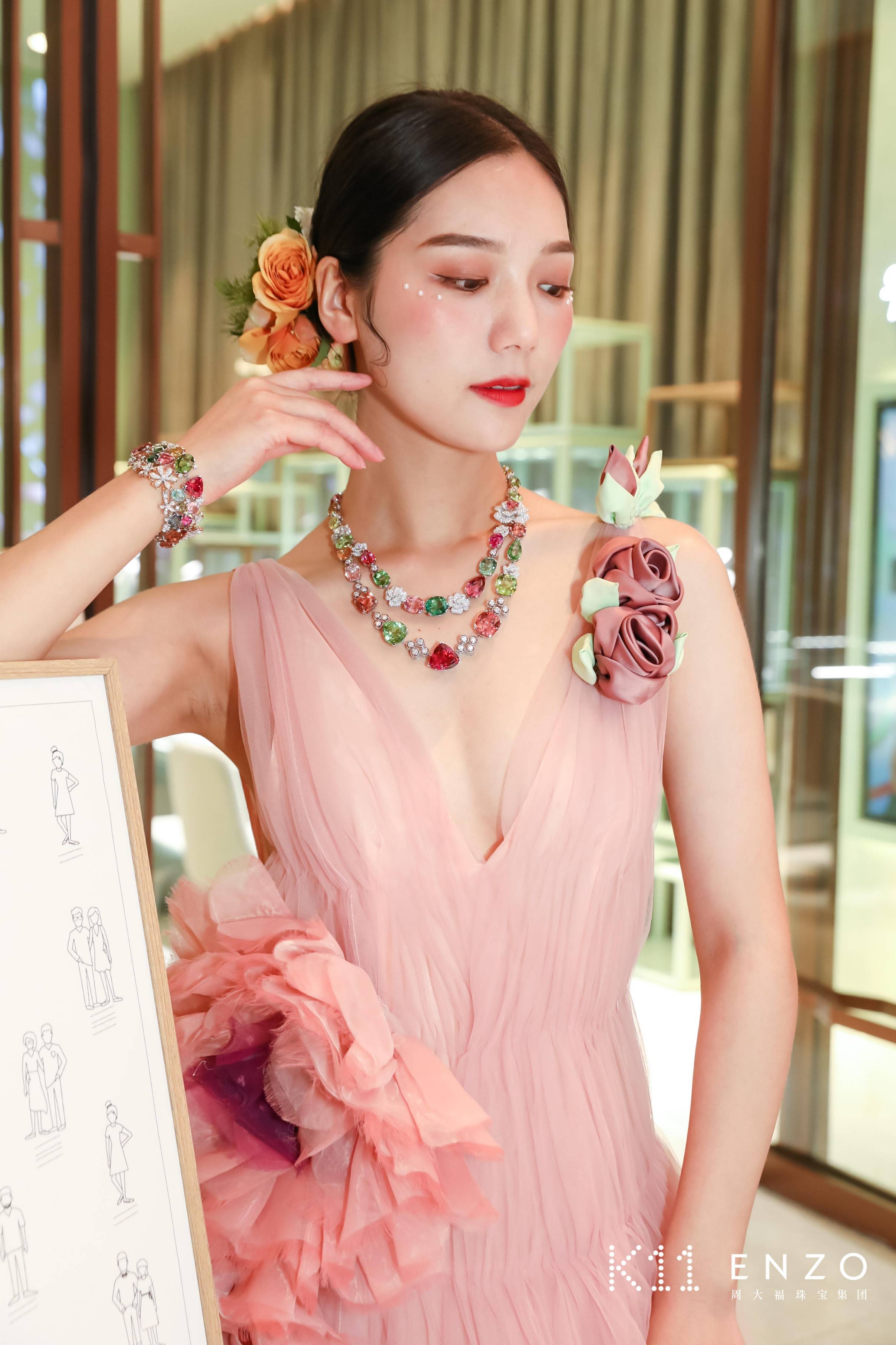 婉转动听的音乐将活动氛围晕染,青春靓丽的模特们或戴或捧着enzo彩宝