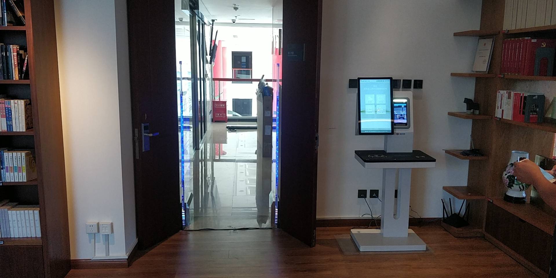 图书馆自助借还书机，智能图书自助借还机,图书馆RFID自助借还系统,自助书机
