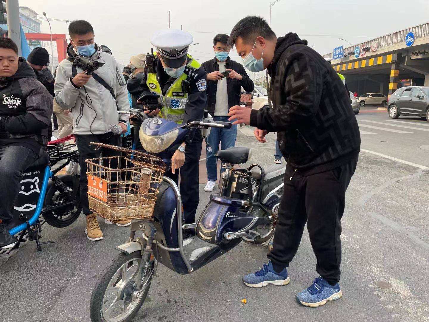 北京朝阳交管部门严管电动自行车各类违法行为