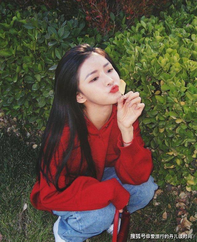 蔡卓 蔡卓宜：红色翻领毛衣搭配直筒牛仔裤，甜美可人，青春洋溢