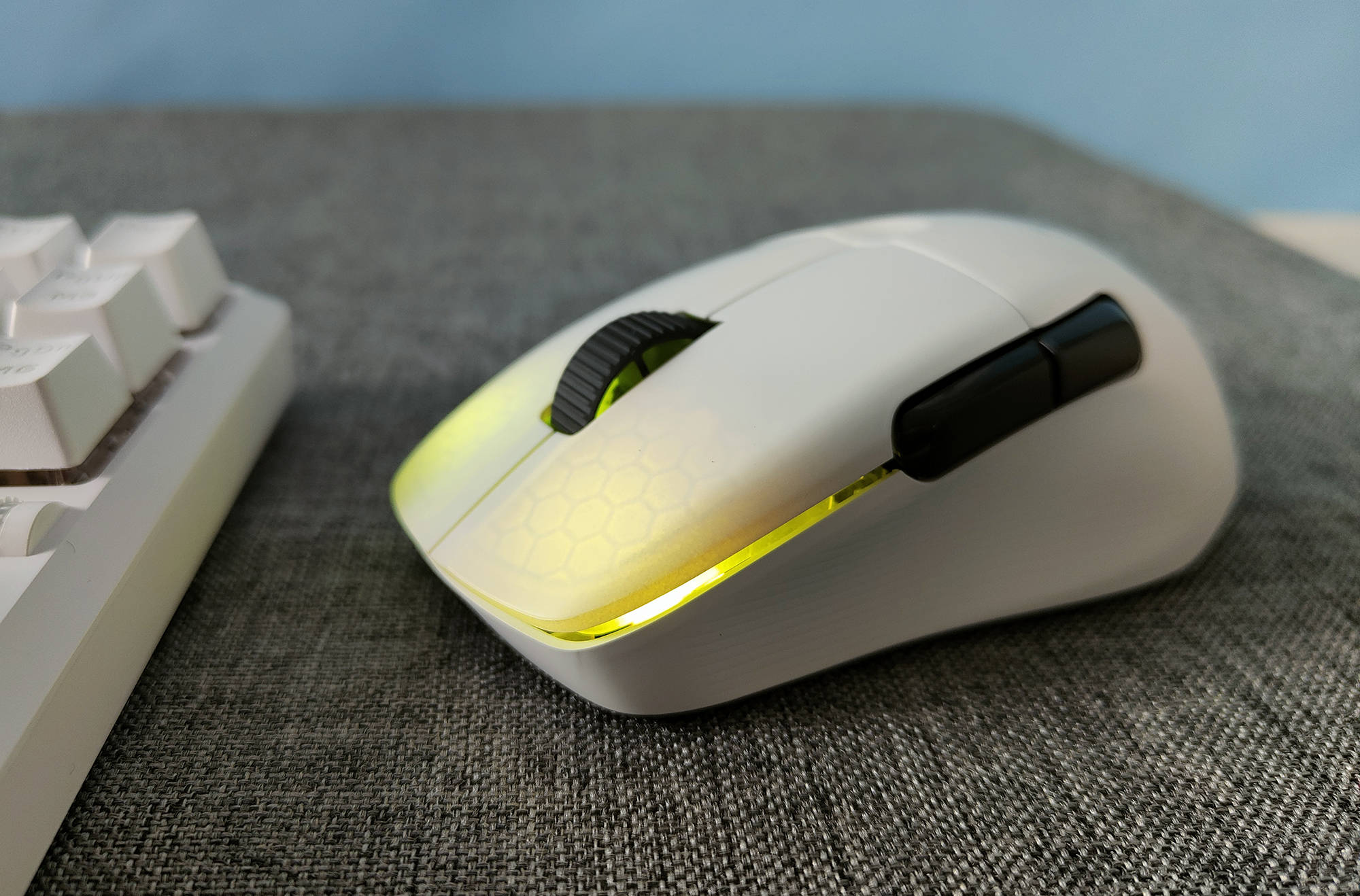 冰豹魔幻豹koneproair电竞鼠标轻量化职业体验手感点赞