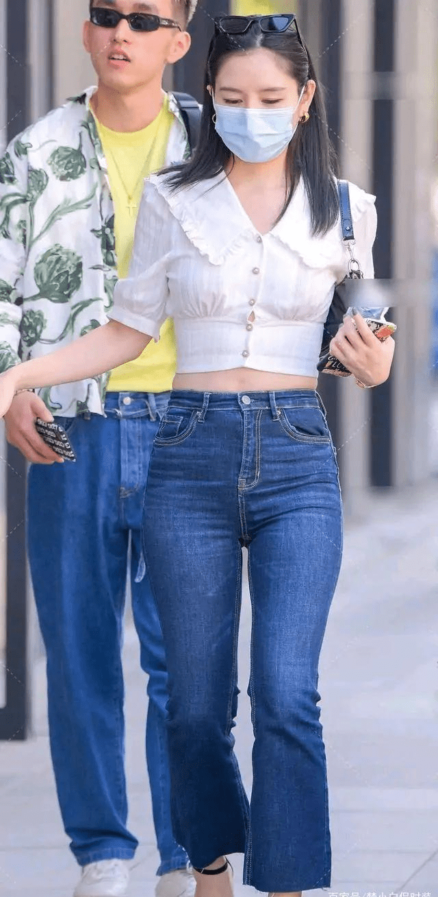 显得 法式小衫搭配紧身牛仔裤，散发时尚与魅力，释放青春与朝气