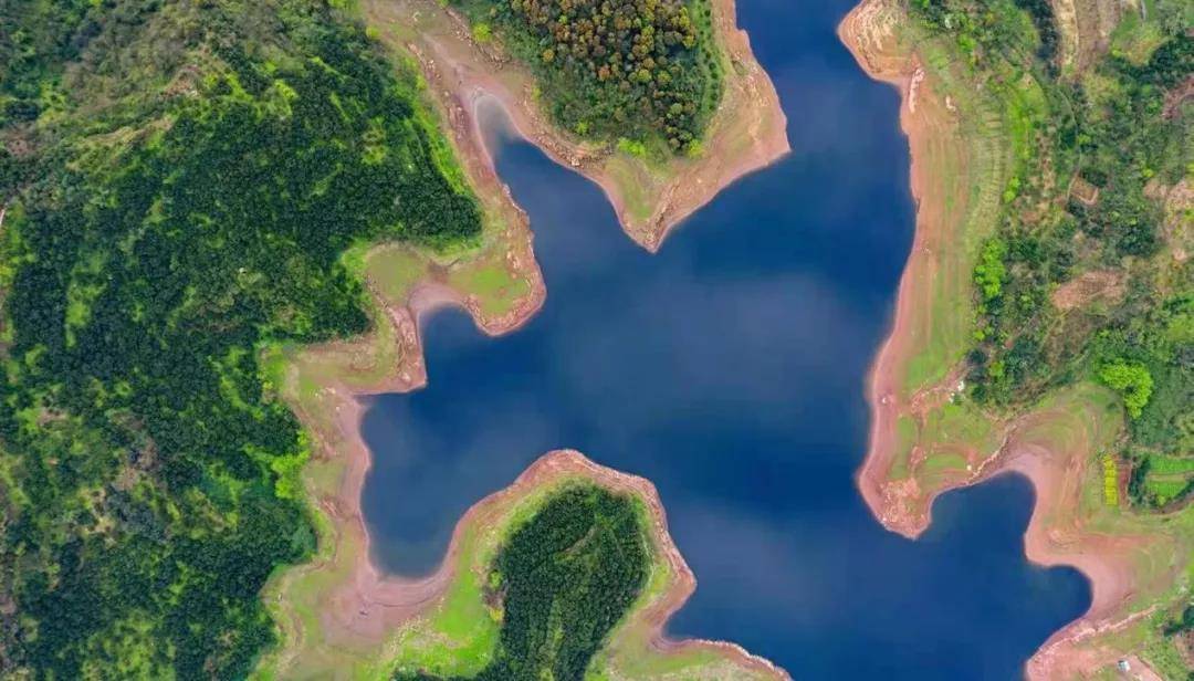 99圣灯山实景图圣灯山海拔1064米,四周悬崖峭壁,陡峭险峻,是市内独