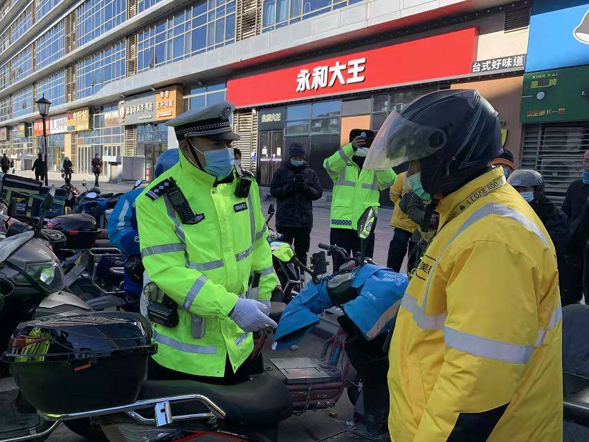 昌平交警对外卖超标车重拳出击开展掏窝捣巢行动