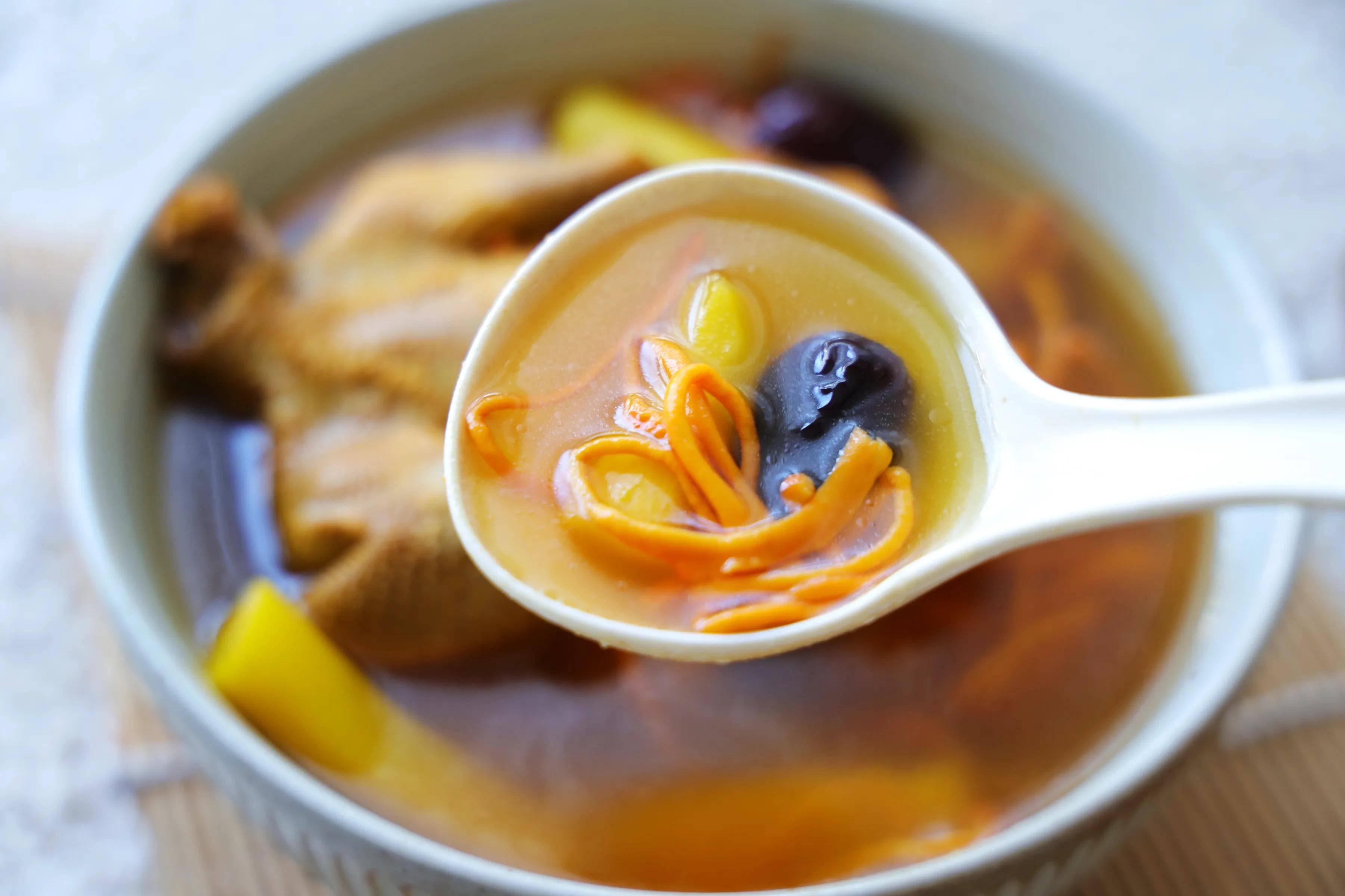 浙江嘉翼文化传媒有限公司—天气冷,喝一碗热汤全身暖乎乎的,营养鲜美