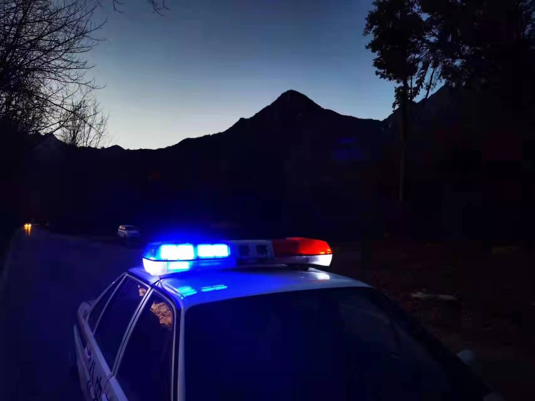 警灯就是希望之灯鄠邑警方联合鄠邑救援协会成功救助被困秦岭游客