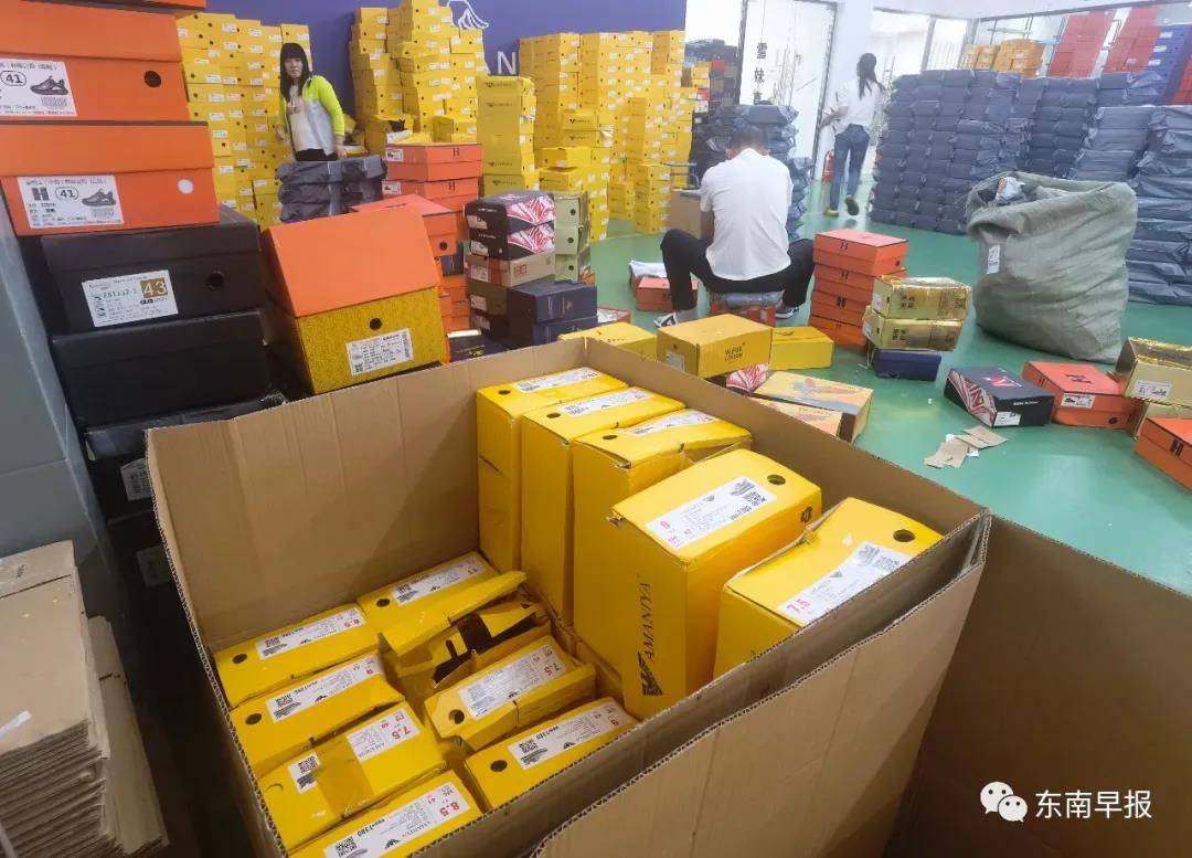 夫妻俩|火了！泉州：泥瓦匠转行带货主播，一个月卖出10万双鞋!