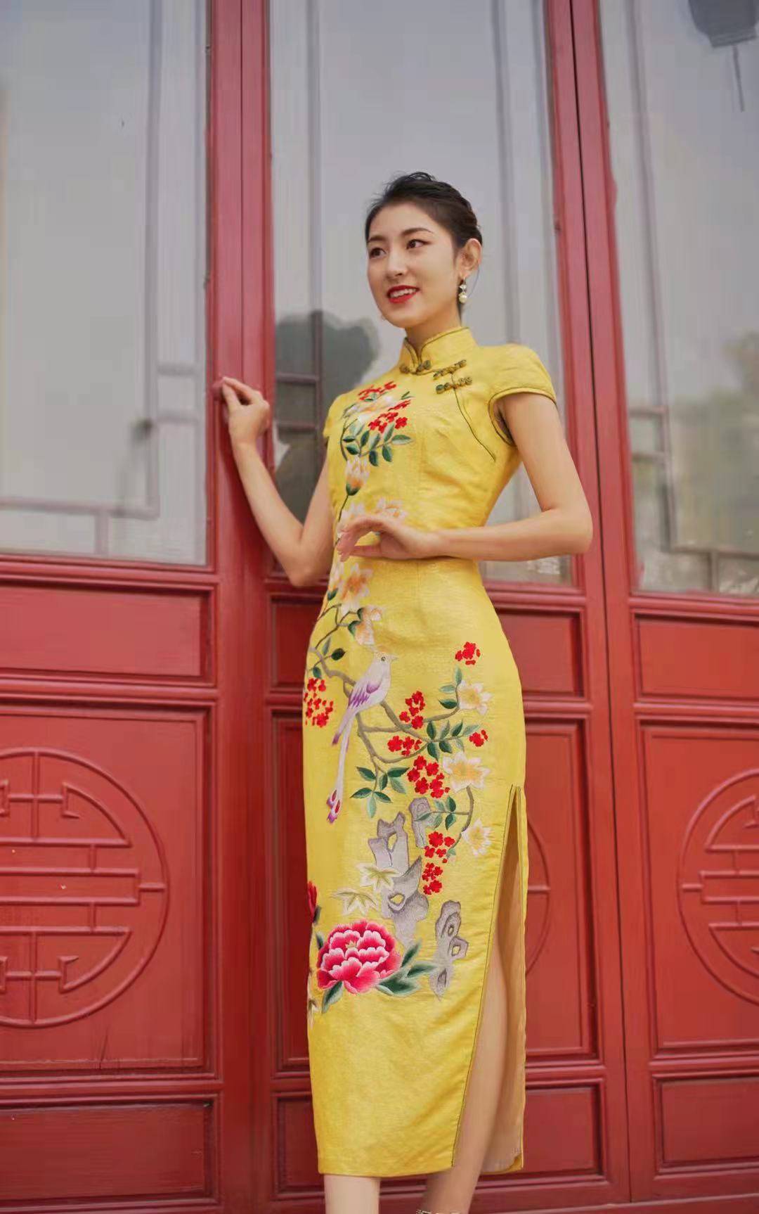 刺绣 一袭古典婉约又不失霸气的黄色旗袍，尽显女王气质