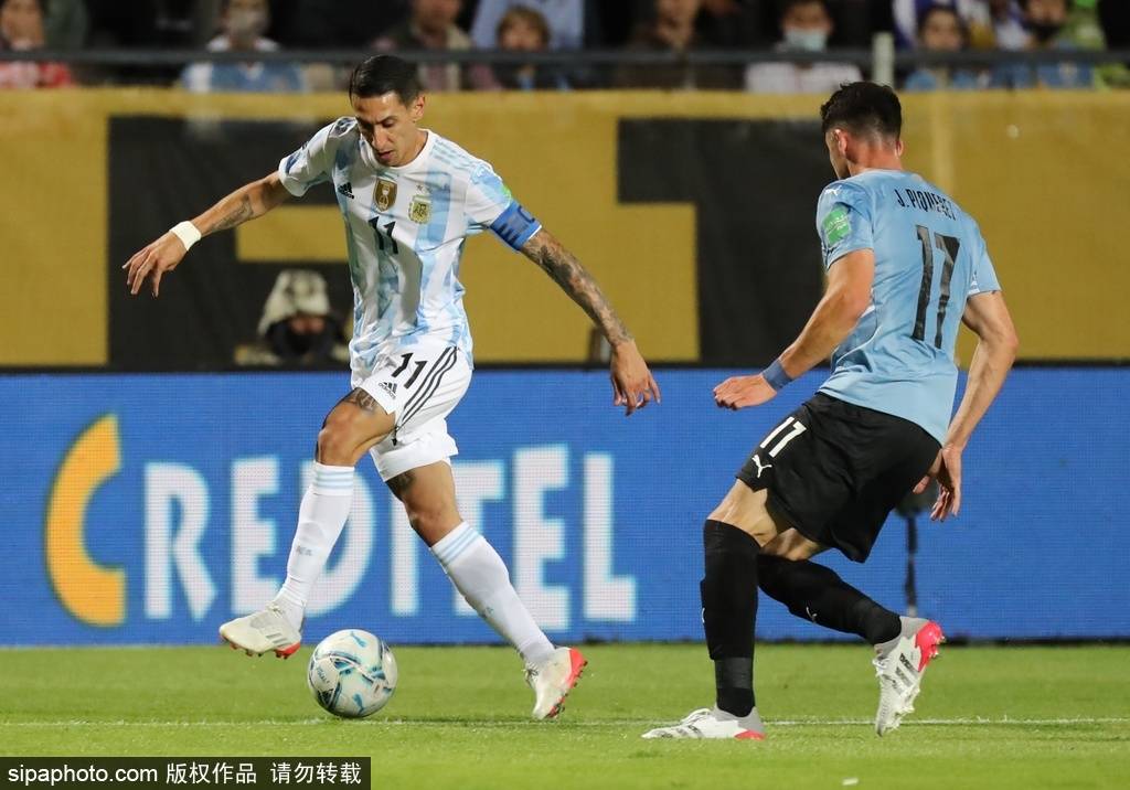 世预赛-天使弧线球破门梅西复出 阿根廷1-0乌拉圭_苏亚雷斯