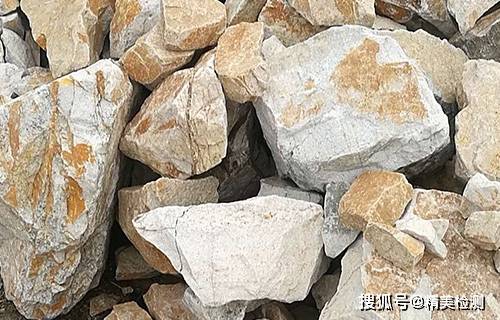 605g/cm3,莫氏硬度为6,钠长石理论熔点为1100℃,但天然钠长石矿,其