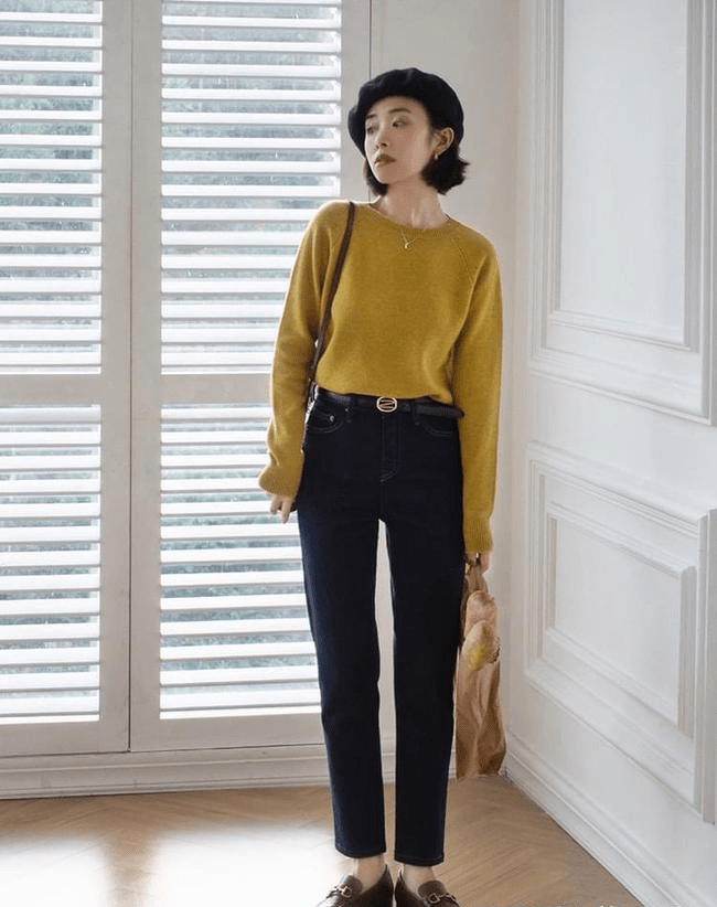 黑色 选择一件深棕色的高领内搭，配上一件蓝色的菱格短款羽绒服外套