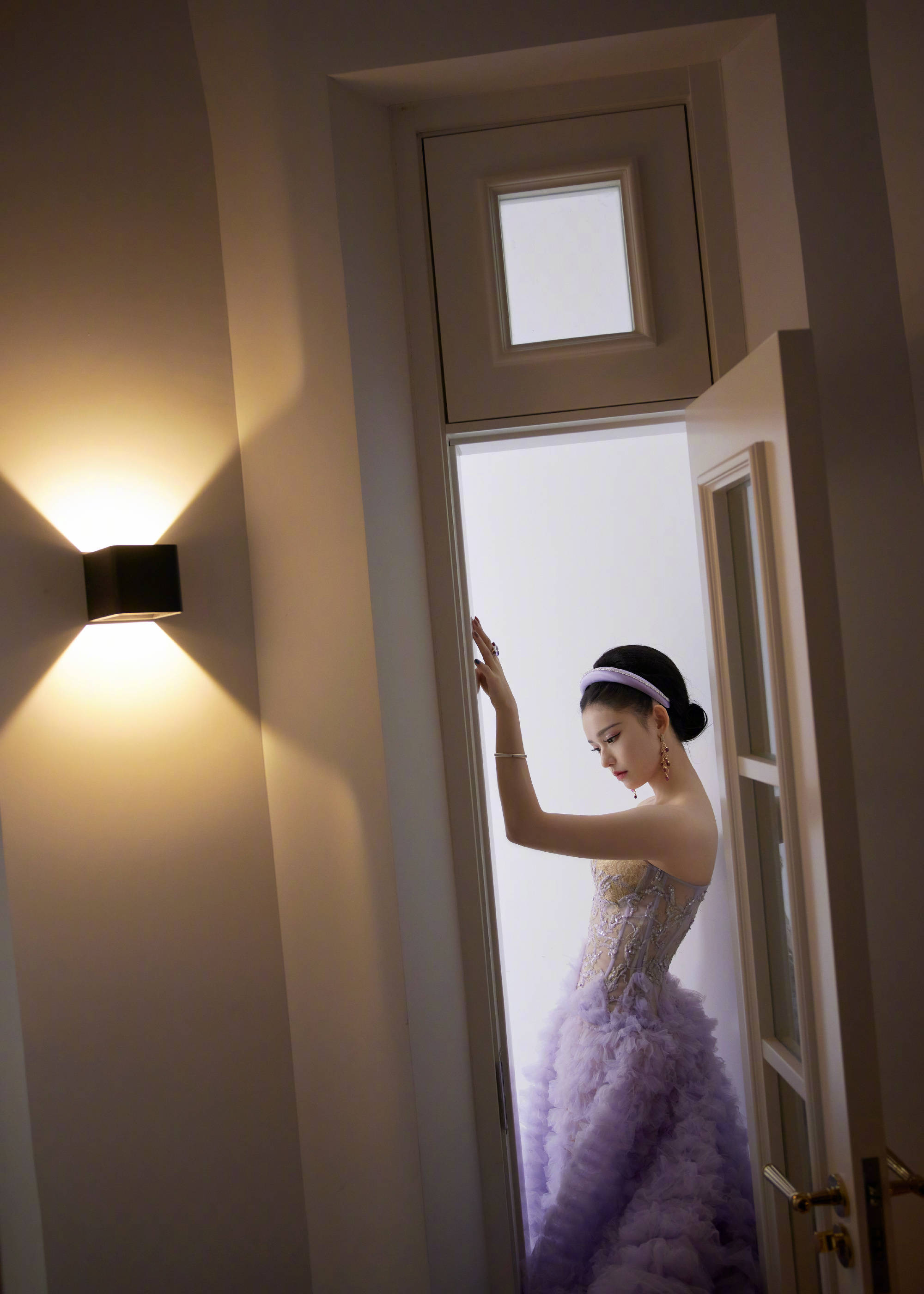 林允穿淡紫色抹胸纱裙拍写真秀绝美香肩娇媚动人