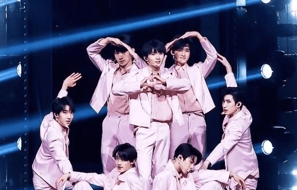 官宣|去年在没观众的侧舞台表演，今年联唱5首歌！时代少年团确实红了