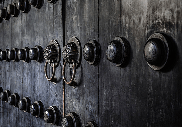 小贴士:古代人对门钉门环等物都有明确的阶级规定,普通人不能使用.