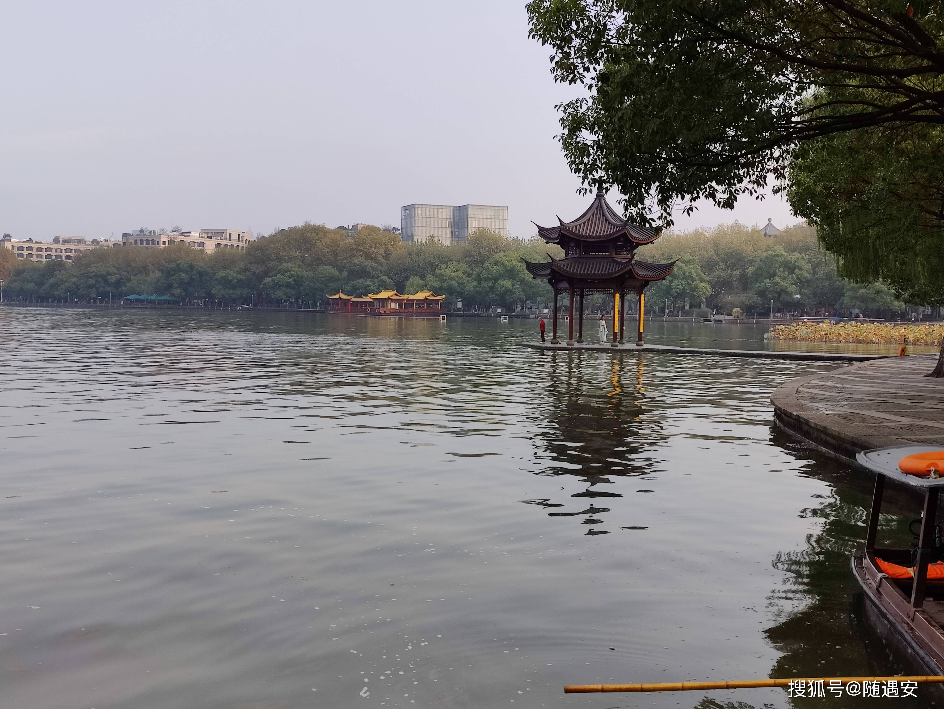 花树丛中"晚节留香"石碑旁,有个六柱六角形凉亭,沙孟海题匾"晚香亭"