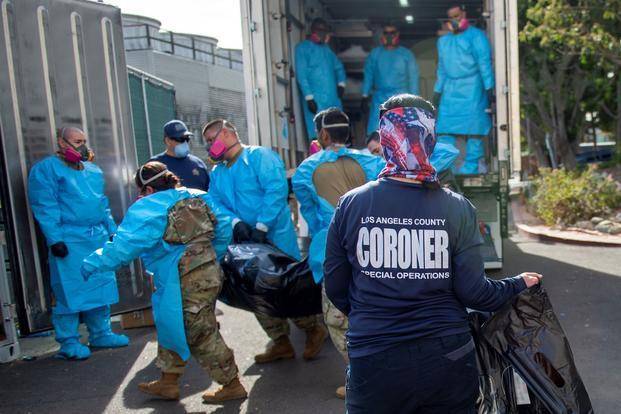 美国今年新冠死亡人数已超2020全年,累计新冠死亡人数达70多万_疫情