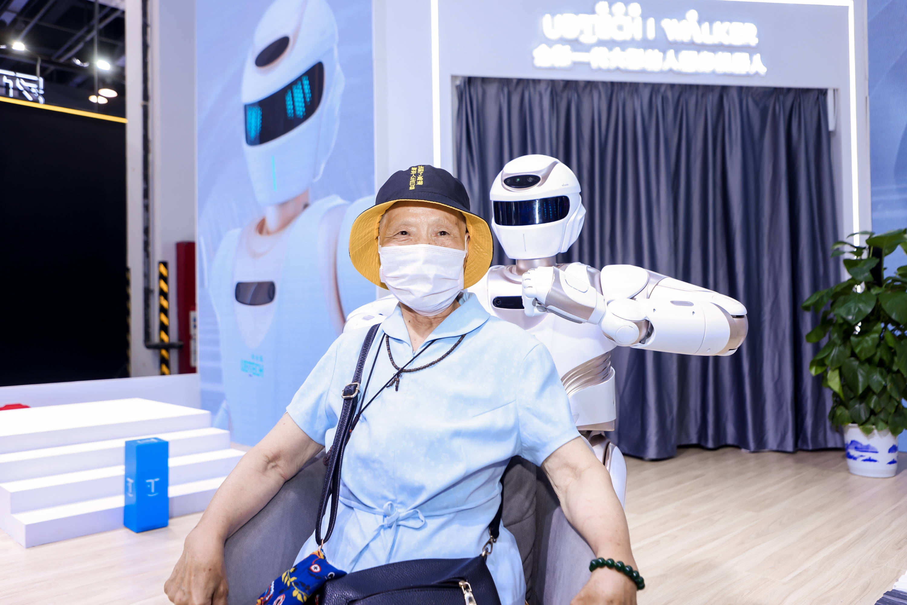 人类历史首个优必选大型仿人服务机器人交出商用落地成绩单