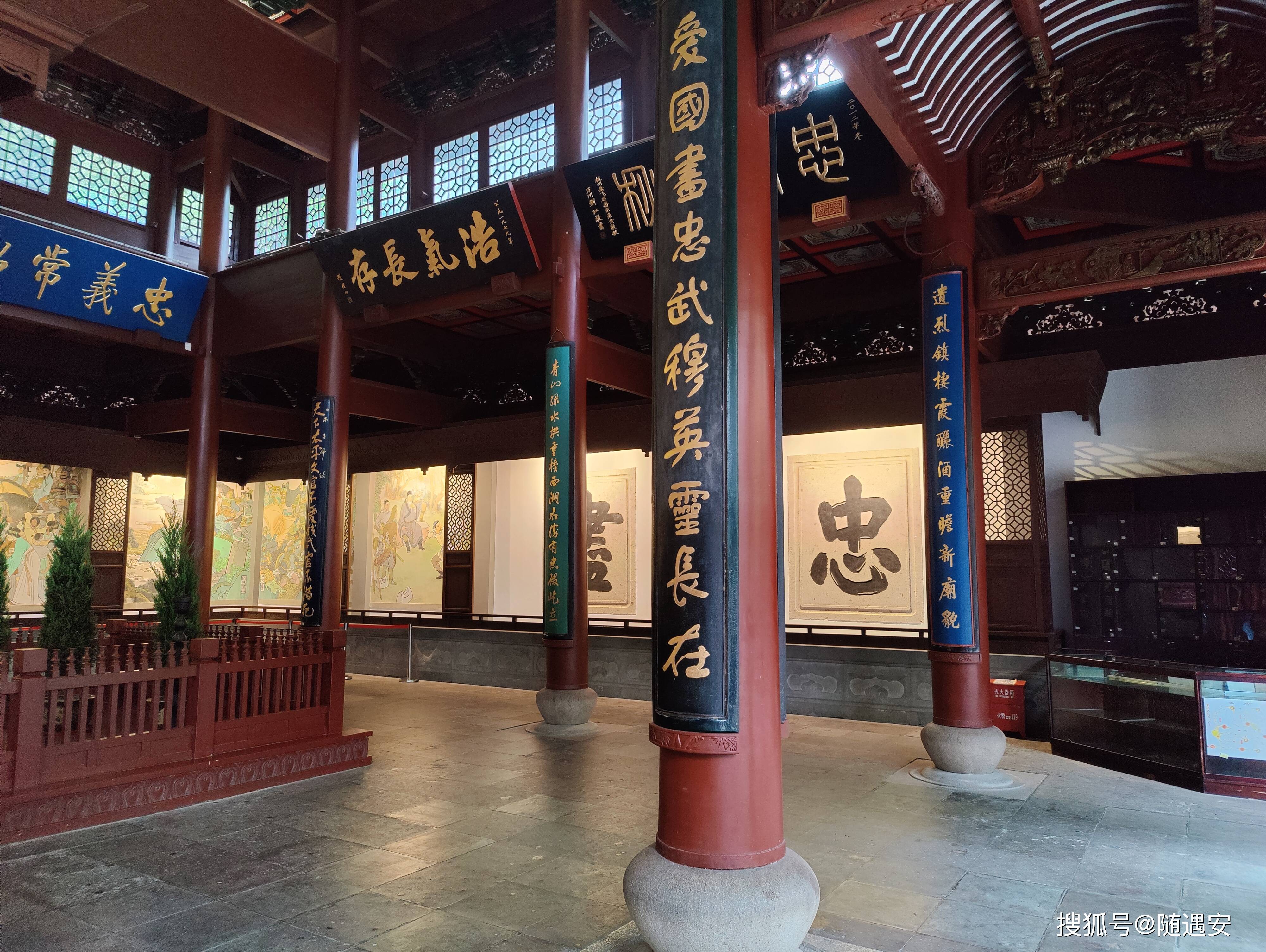 庭院內古樹參天,拱衛著忠烈祠.金底黑字