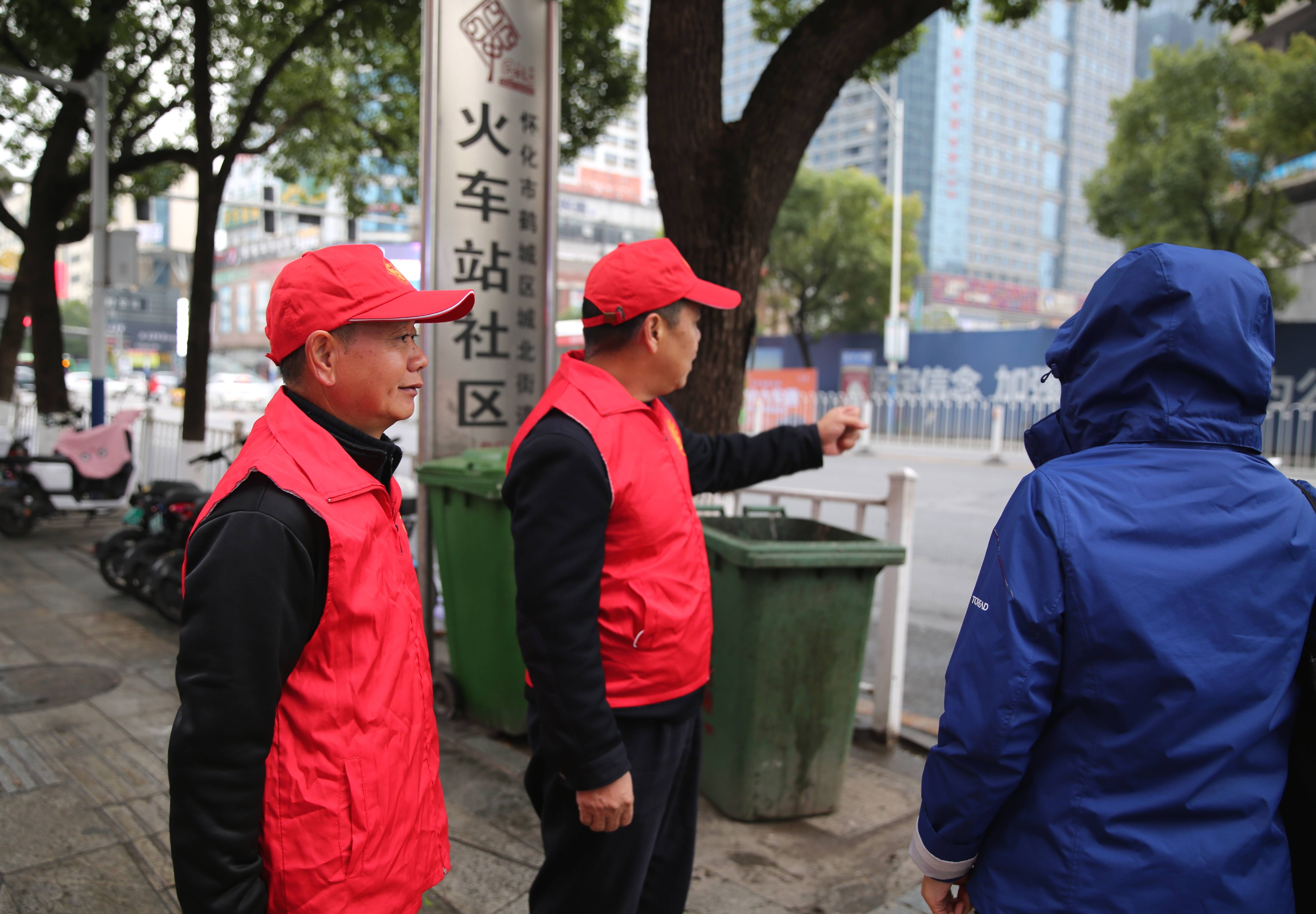 穿红马甲的"临时交警"_怀化市