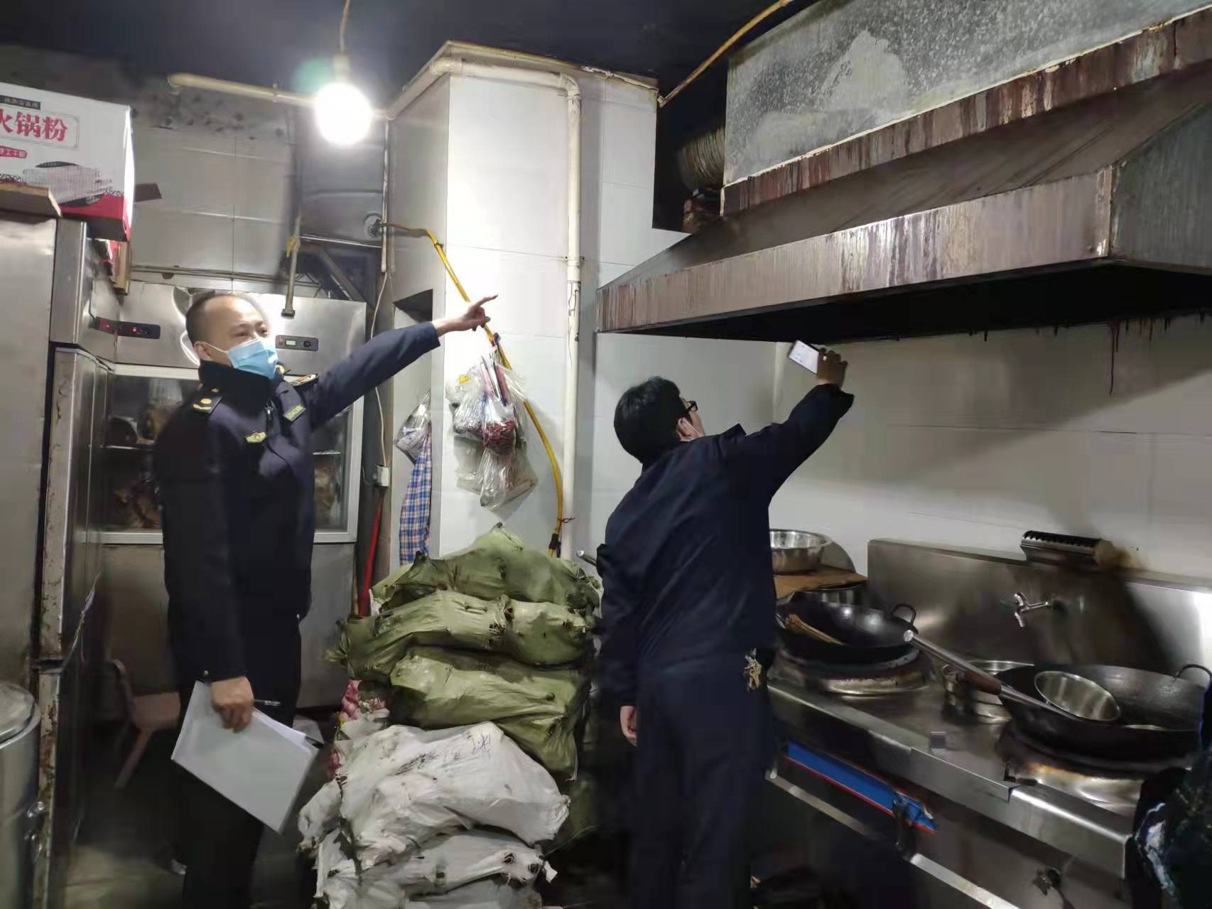 山岩脑社区开展餐饮企业油烟排放专项检查工作