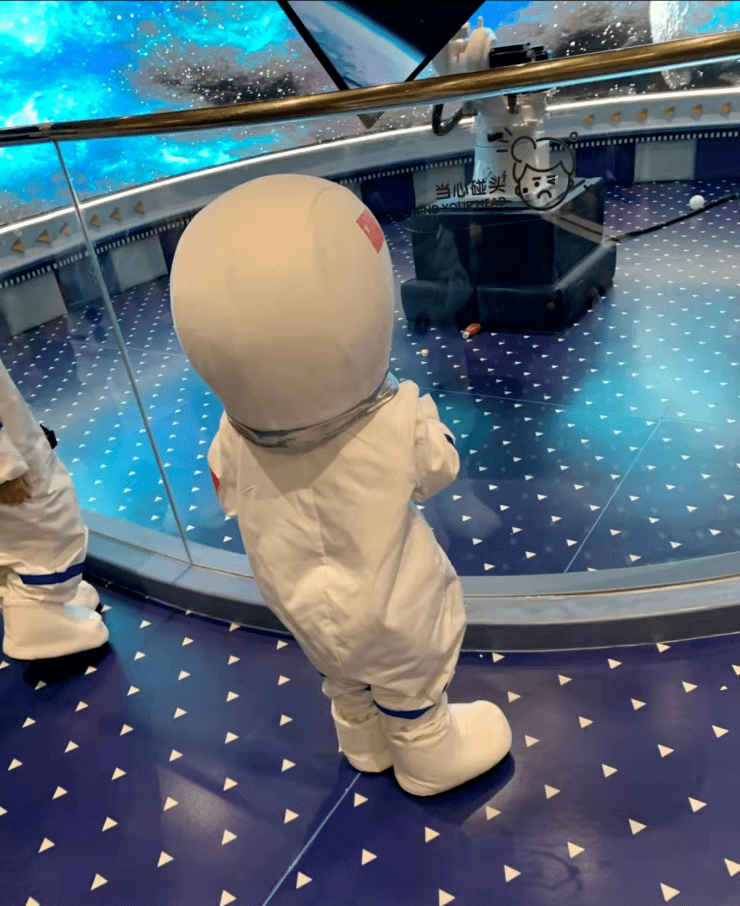 小小航天迷圆梦“太空飞人”,大众点评:“航天员”系列亲子服务搜索上涨42%