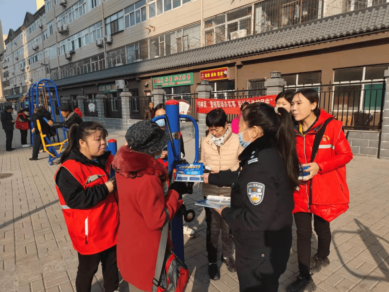 兴华派出所民警联合和泽苑社区网格员深入小区持续开展电信诈骗宣传