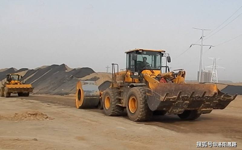 什么是装载机带的冲击压路机？使用50铲车拉的冲击碾压机需要注意哪些问题？