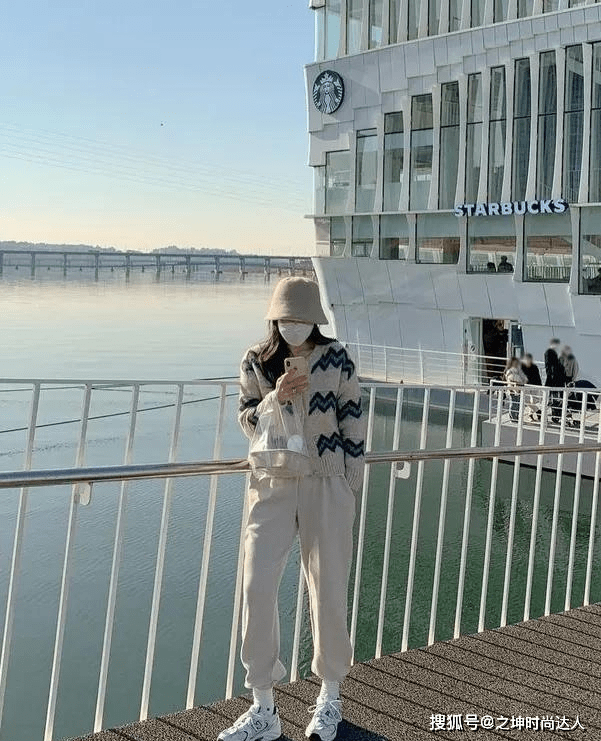 视觉 搭配了高腰的半身裙，完美修饰腰线，视觉上也是非常显高的