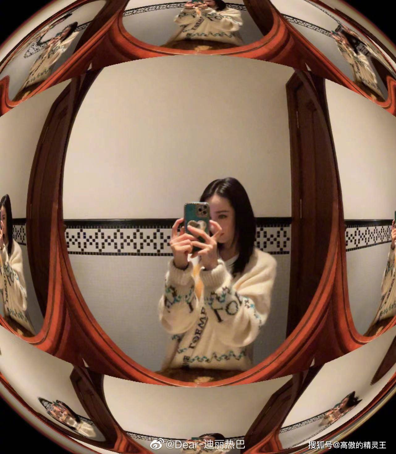 迪丽热巴晒浴室镜前自拍,提醒网友注意保暖_照片_高挺_披肩