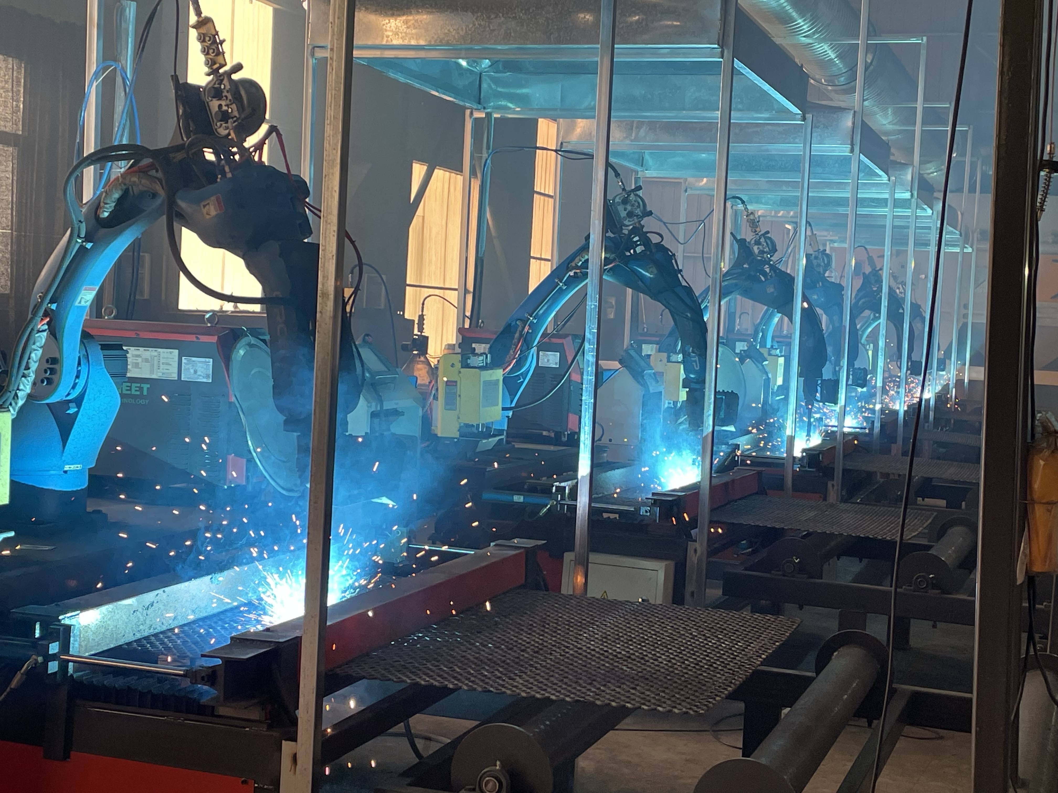 随着电子技术,计算机技术 ,数控及机械化技术的发展,焊接机器人越来越