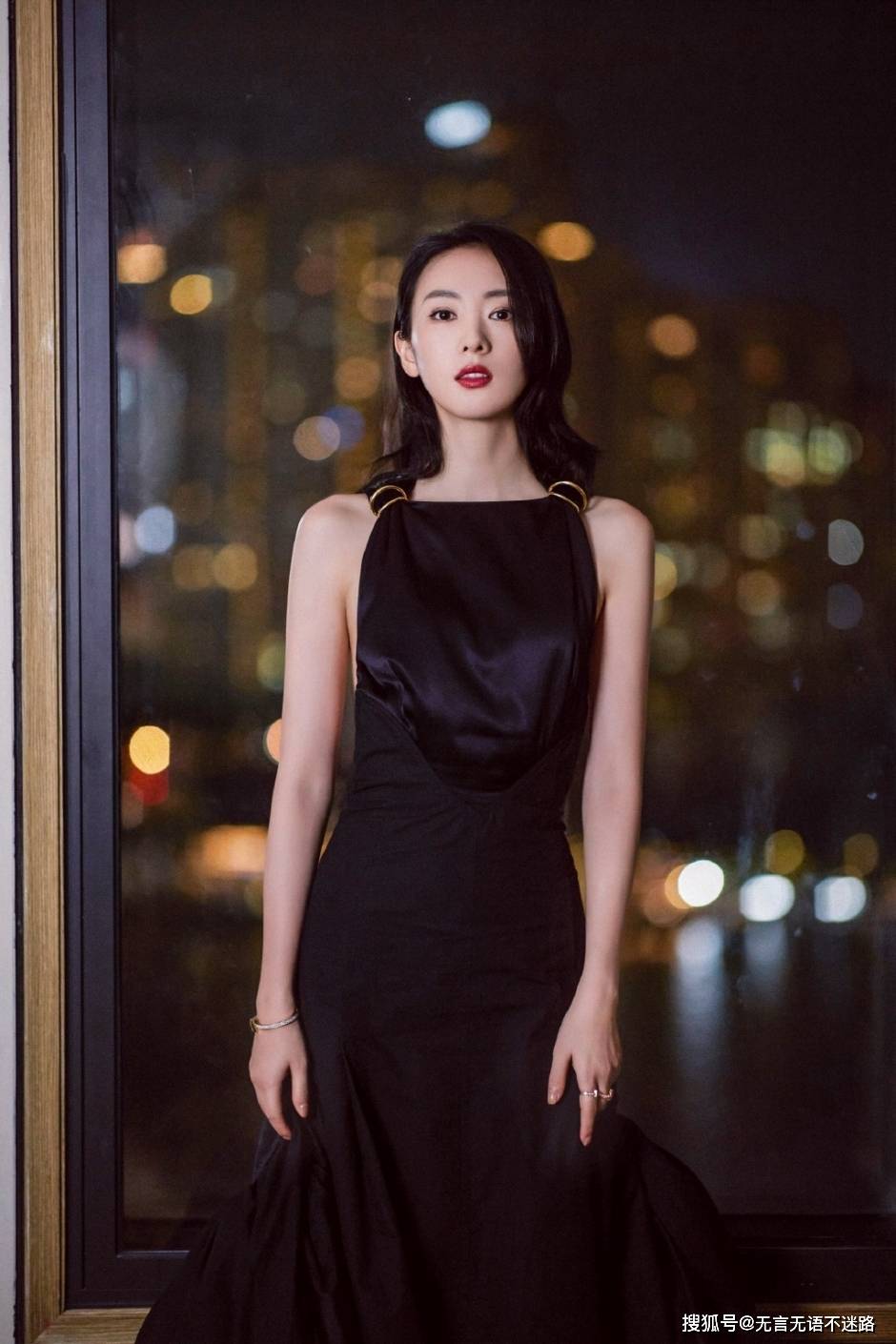 女王 童瑶，黑色长裙，优雅大气