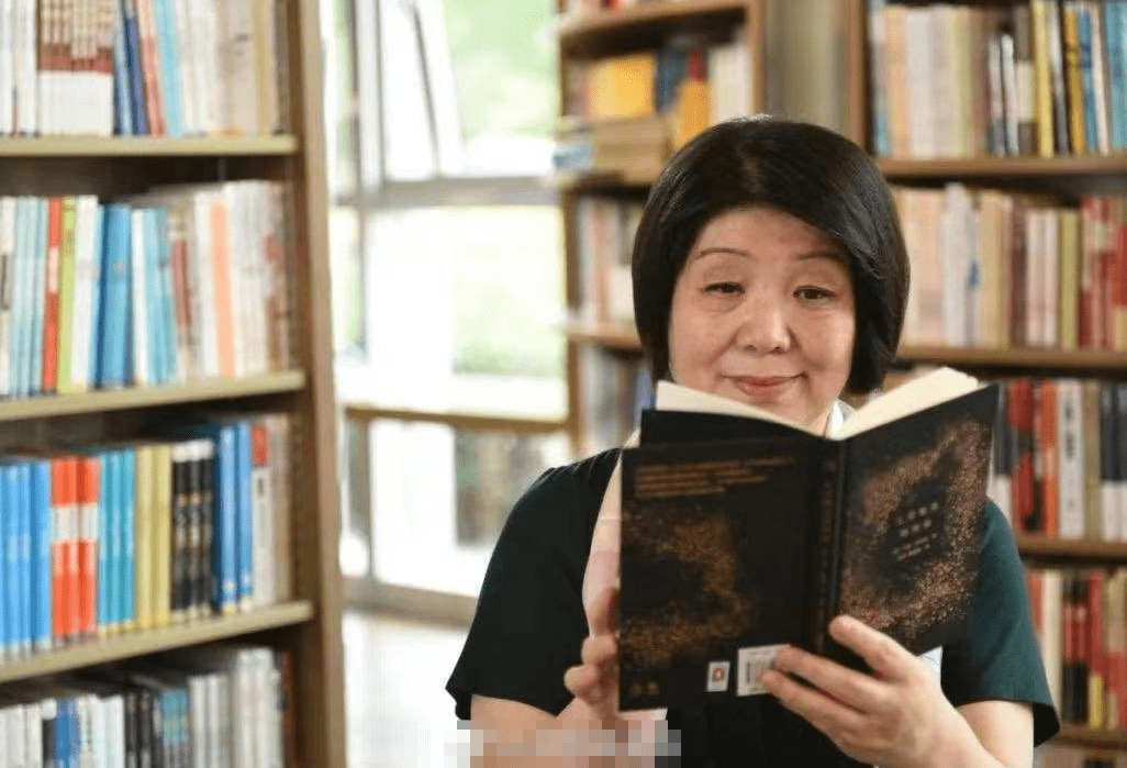 女心理师作者毕淑敏希望用干净的手段抵达一个光明的理想