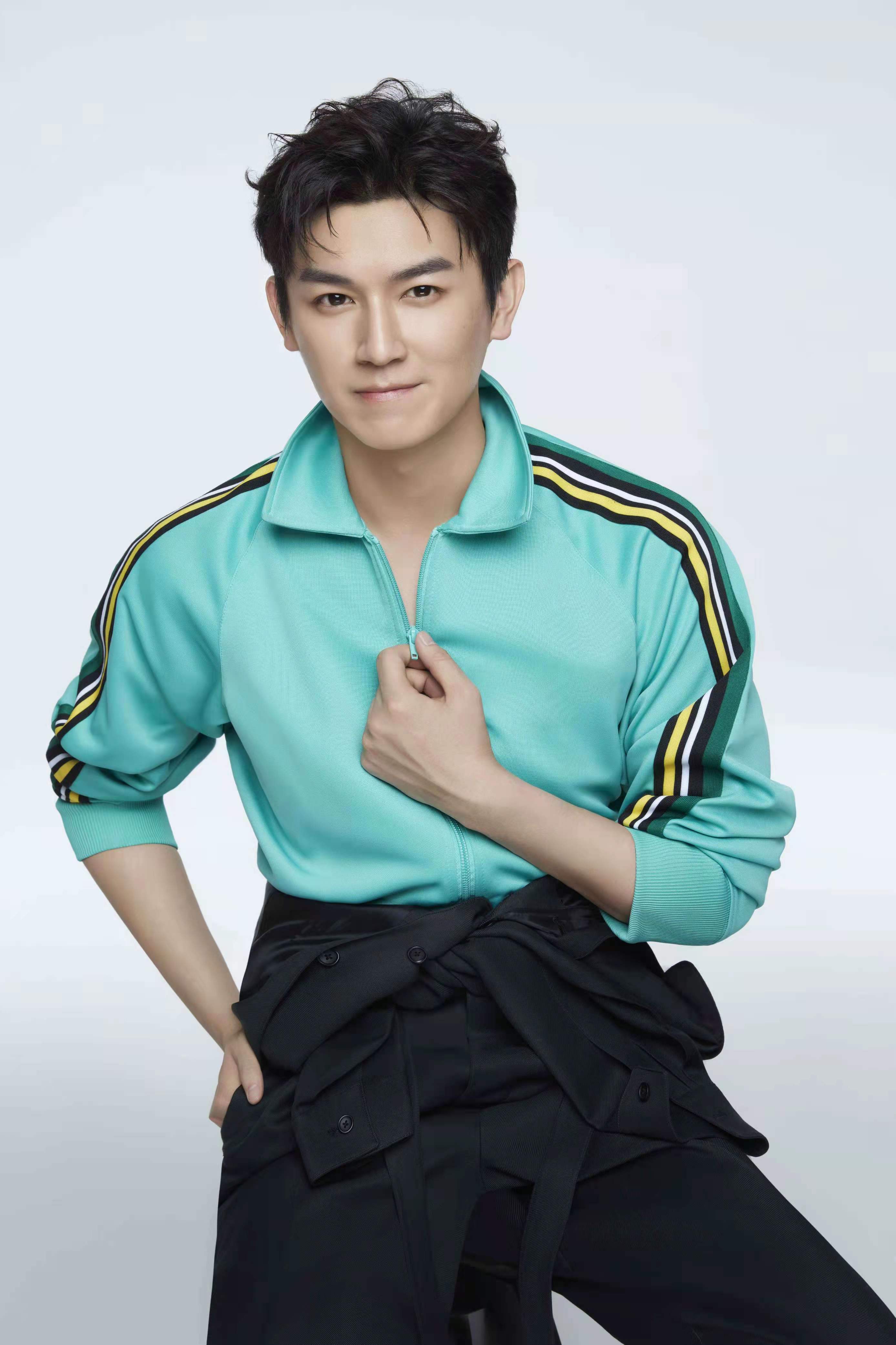 杨旭文运动写真释出 寒冷冬日里的青春朝气