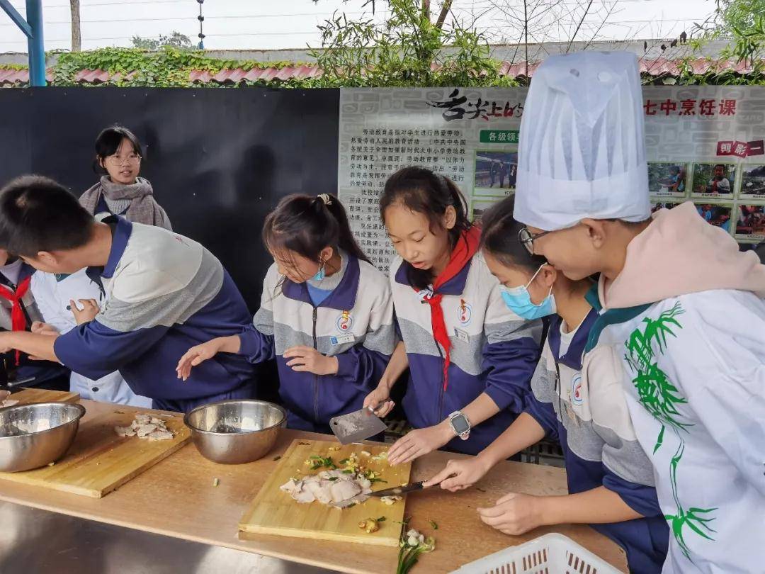 成都龙泉七中开展校内烹饪实践活动_劳动_教育_回锅肉
