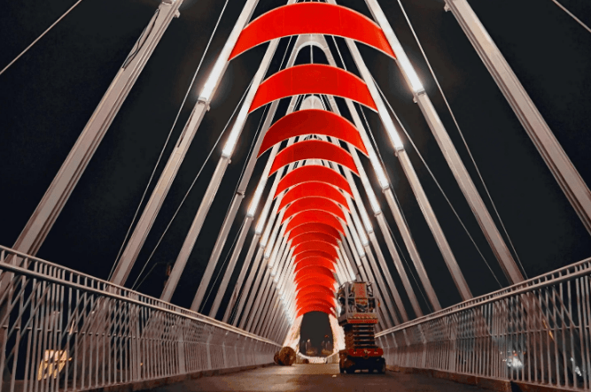 成都网红桥即将上线 升降平台车助力刷漆作业